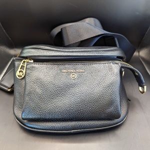 New Michael Kors Slater Sling Pack Messenger, Black